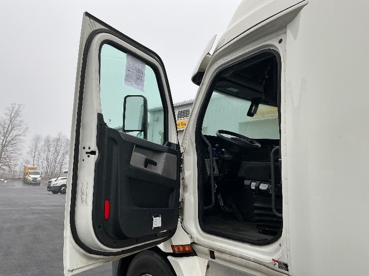 2019 Freightliner Cascadia — photo 9