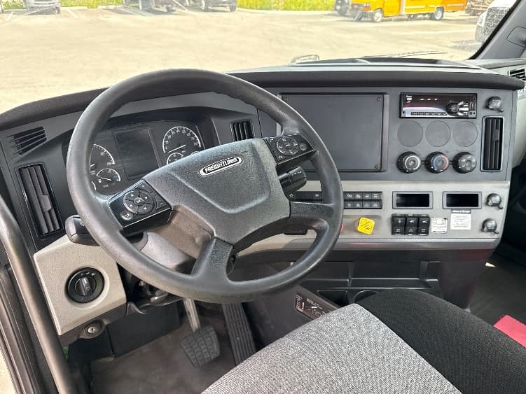 2019 Freightliner Cascadia — photo 10