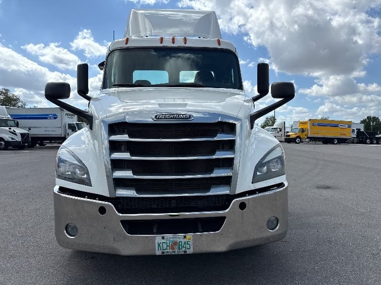2019 Freightliner Cascadia — photo 2