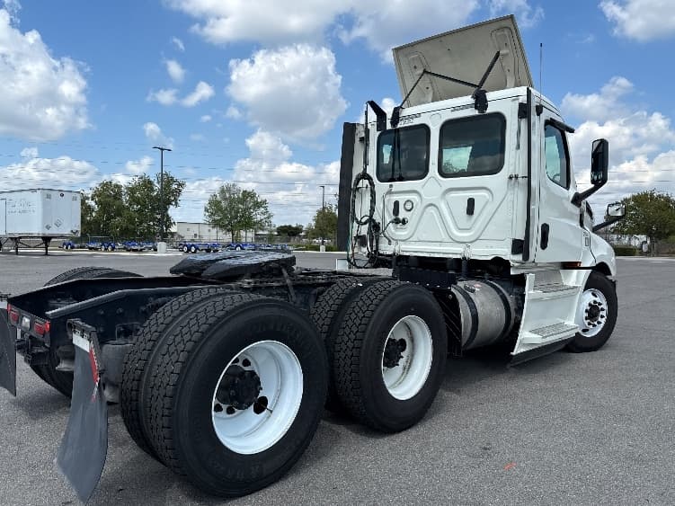 2019 Freightliner Cascadia — photo 7