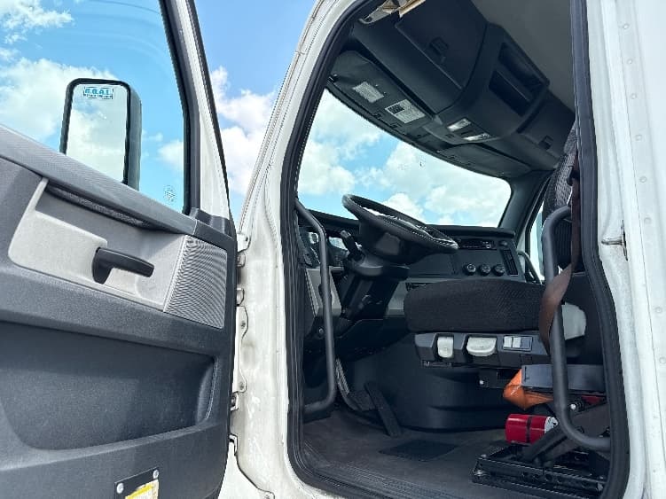 2019 Freightliner Cascadia — photo 9