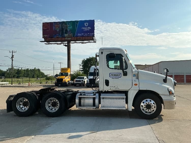 2020 Freightliner Cascadia — photo 8
