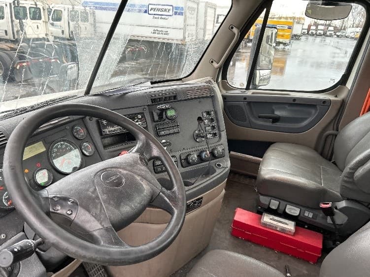 2019 Freightliner Cascadia — photo 10