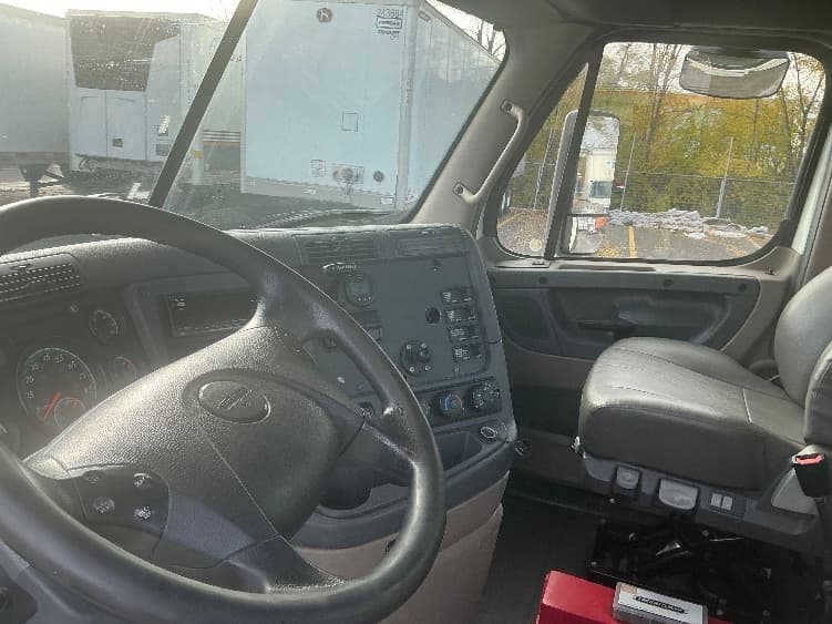 2019 Freightliner Cascadia — photo 10