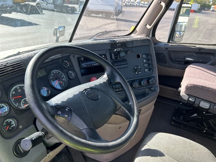 2019 Freightliner Cascadia — photo 10