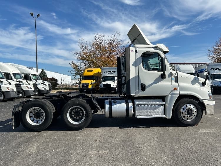 2019 Freightliner Cascadia — photo 8