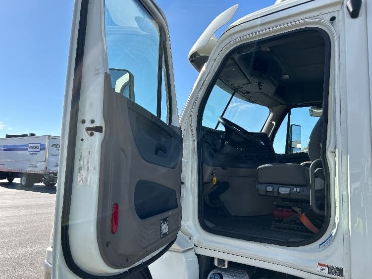 2019 Freightliner Cascadia — photo 9