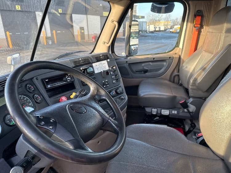 2019 Freightliner Cascadia — photo 10