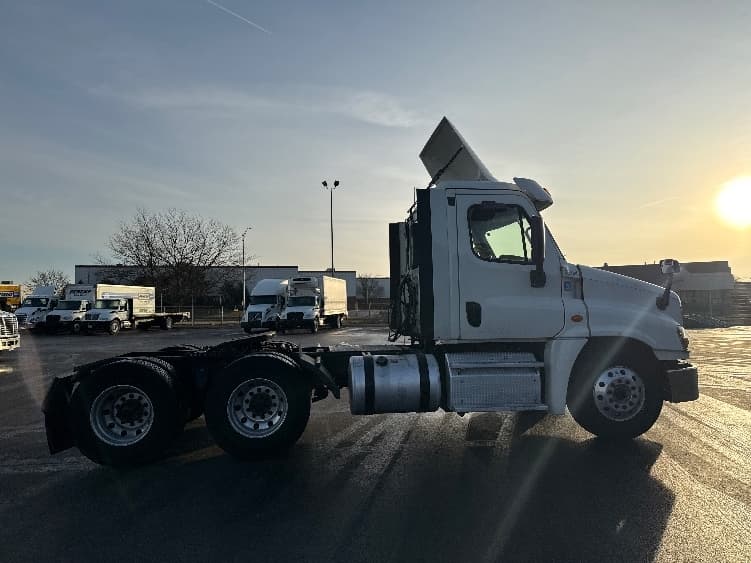2019 Freightliner Cascadia — photo 8