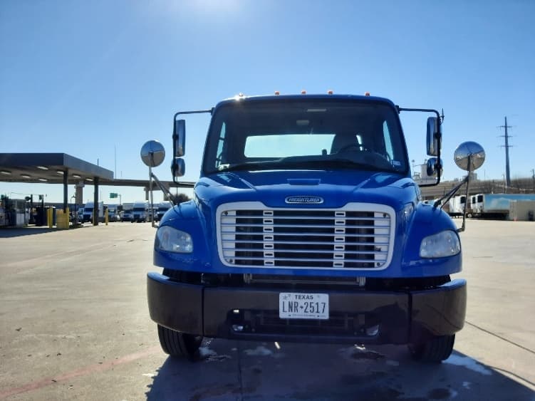2019 Freightliner M2 106 — photo 2