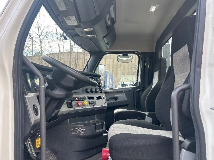 2019 Freightliner Cascadia — photo 10