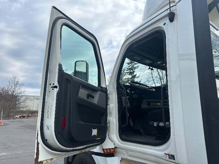 2019 Freightliner Cascadia — photo 9