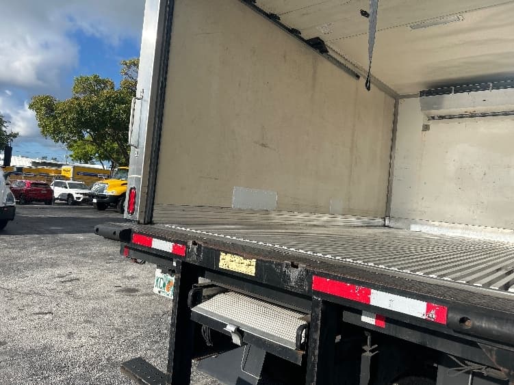 2019 Freightliner M2 106 — photo 10