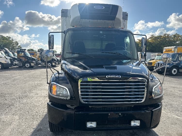 2019 Freightliner M2 106 — photo 2