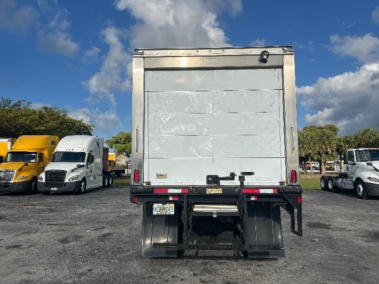 2019 Freightliner M2 106 — photo 6
