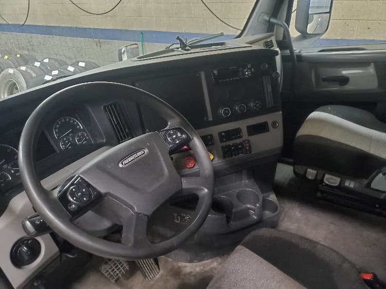 2019 Freightliner Cascadia — photo 10