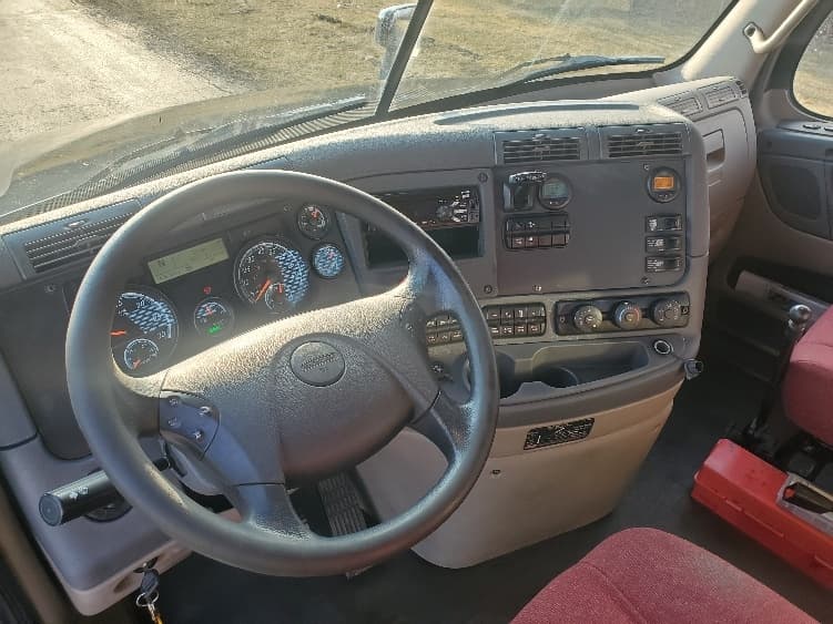 2020 Freightliner Cascadia — photo 10