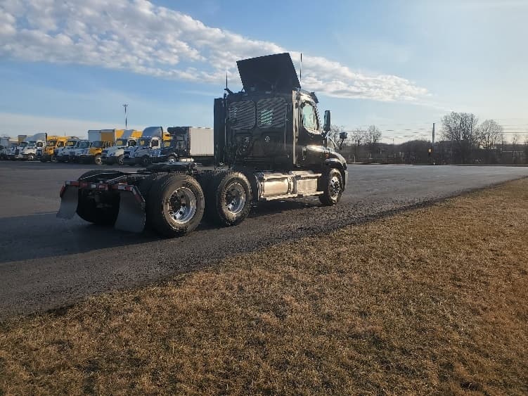2020 Freightliner Cascadia — photo 7