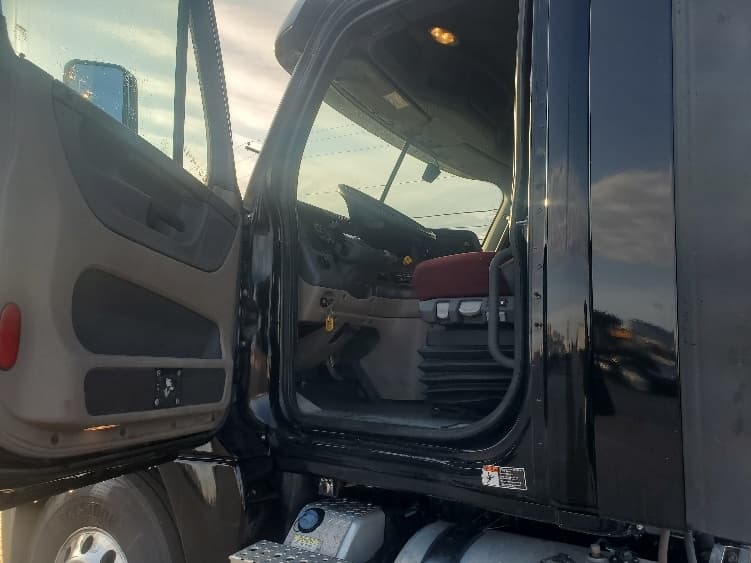 2020 Freightliner Cascadia — photo 9