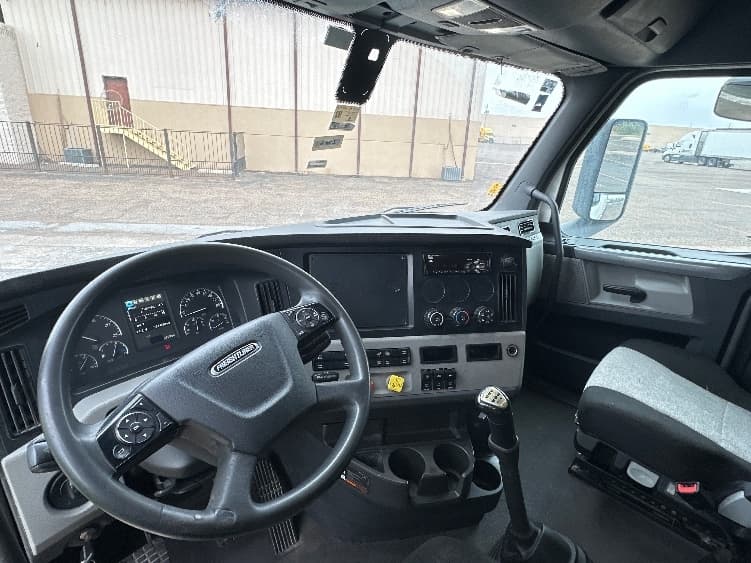 2019 Freightliner Cascadia — photo 10