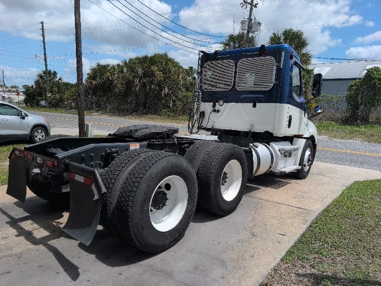 2019 Freightliner Cascadia — photo 7