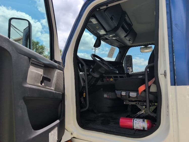 2019 Freightliner Cascadia — photo 9