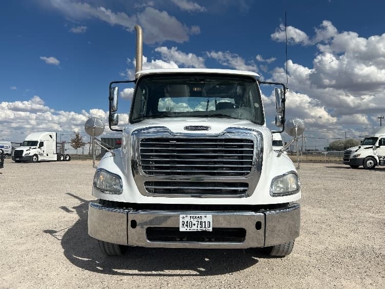 2019 Freightliner M2 112 — photo 2