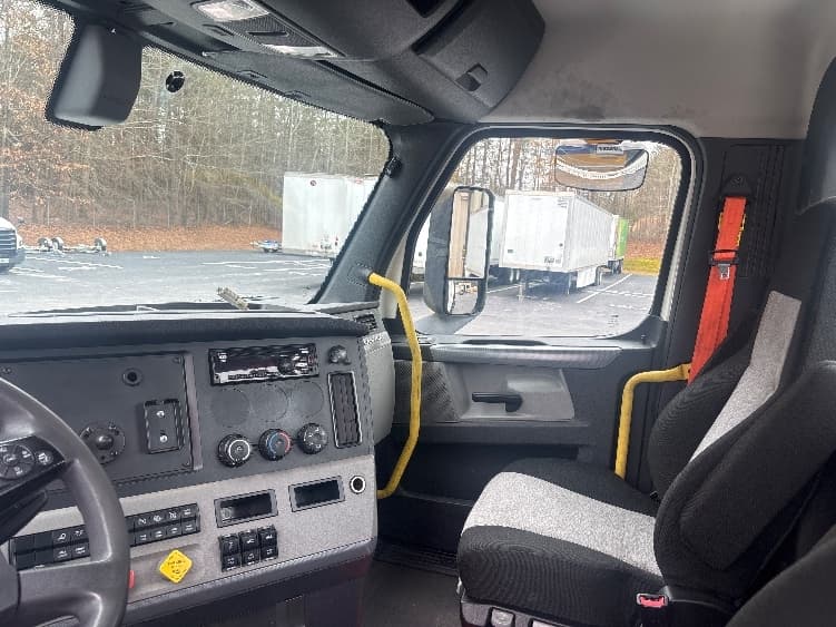 2020 Freightliner Cascadia — photo 10