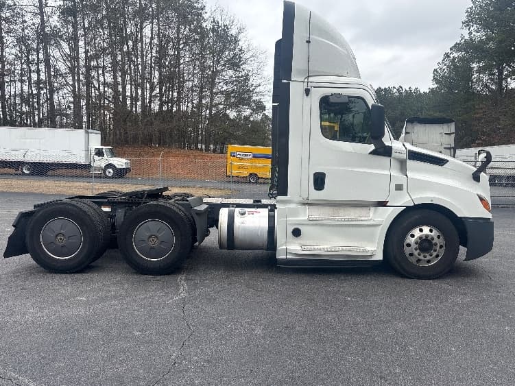 2020 Freightliner Cascadia — photo 8