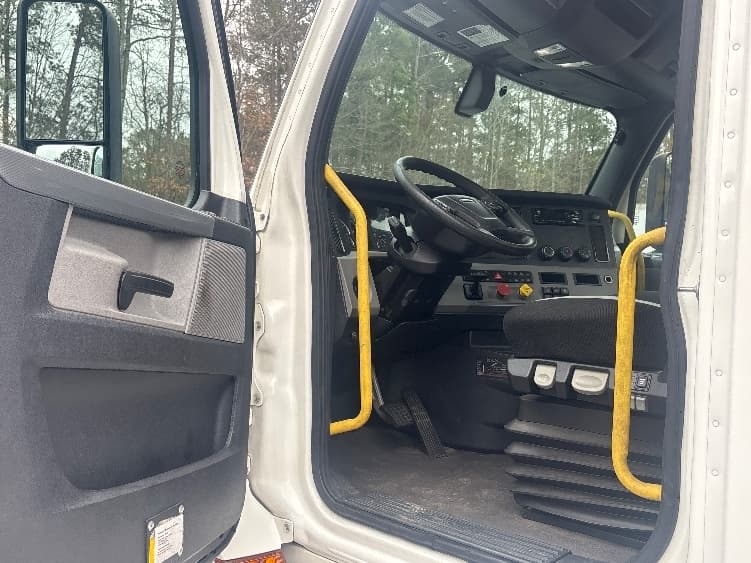 2020 Freightliner Cascadia — photo 9