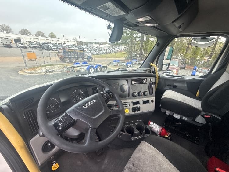 2020 Freightliner Cascadia — photo 10