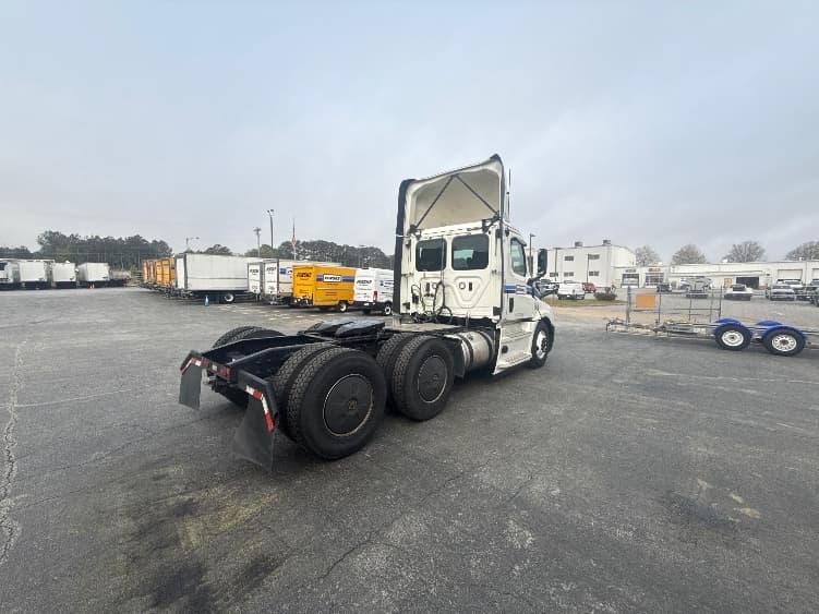 2020 Freightliner Cascadia — photo 7