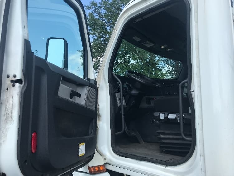 2019 Freightliner Cascadia — photo 9