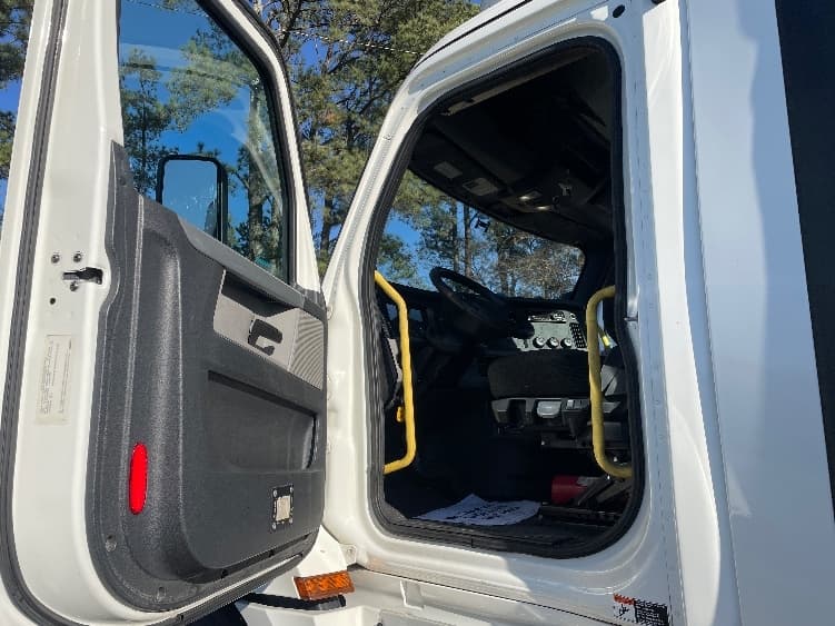 2019 Freightliner Cascadia — photo 9