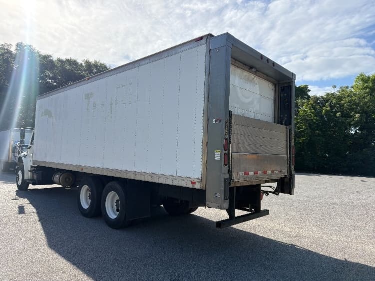 2017 Freightliner M2 106 — photo 6