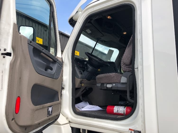 2020 Freightliner Cascadia — photo 9