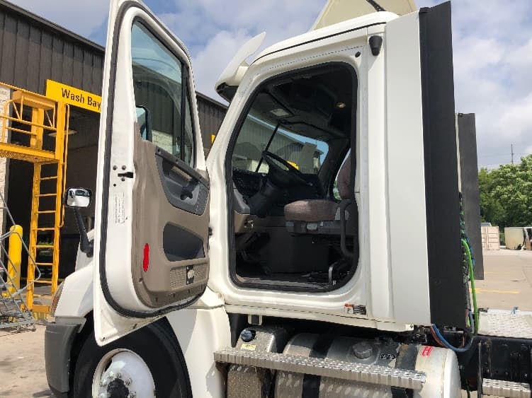 2020 Freightliner Cascadia — photo 9