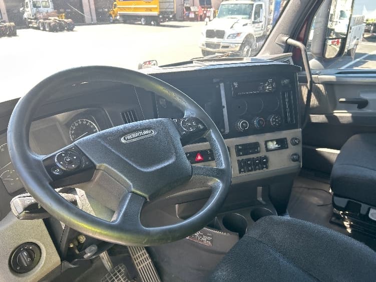 2019 Freightliner Cascadia — photo 10