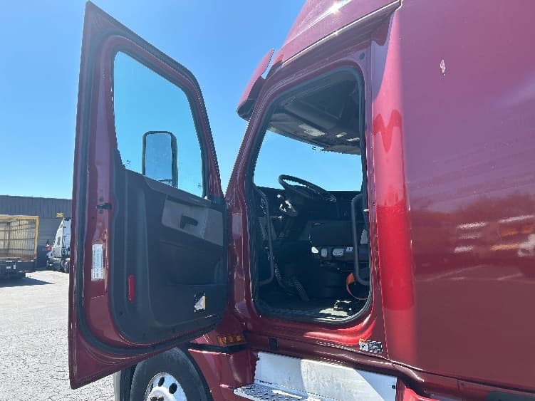 2019 Freightliner Cascadia — photo 9
