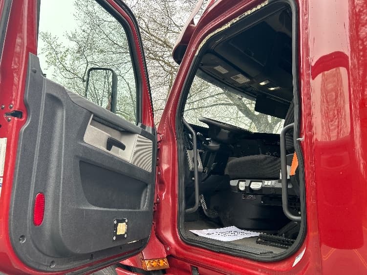 2019 Freightliner Cascadia — photo 9