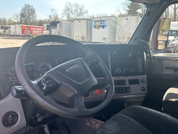 2019 Freightliner Cascadia — photo 10