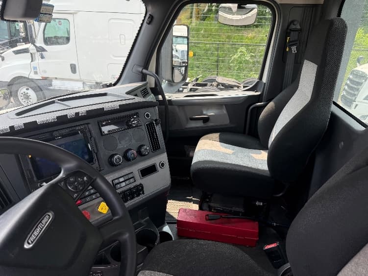2019 Freightliner Cascadia — photo 10