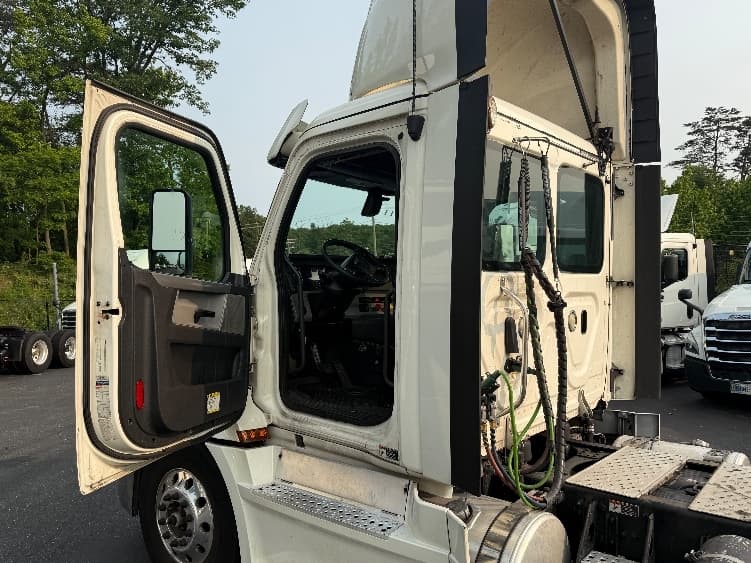 2019 Freightliner Cascadia — photo 9