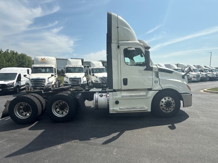 2019 Freightliner Cascadia — photo 8