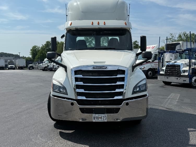 2019 Freightliner Cascadia — photo 2