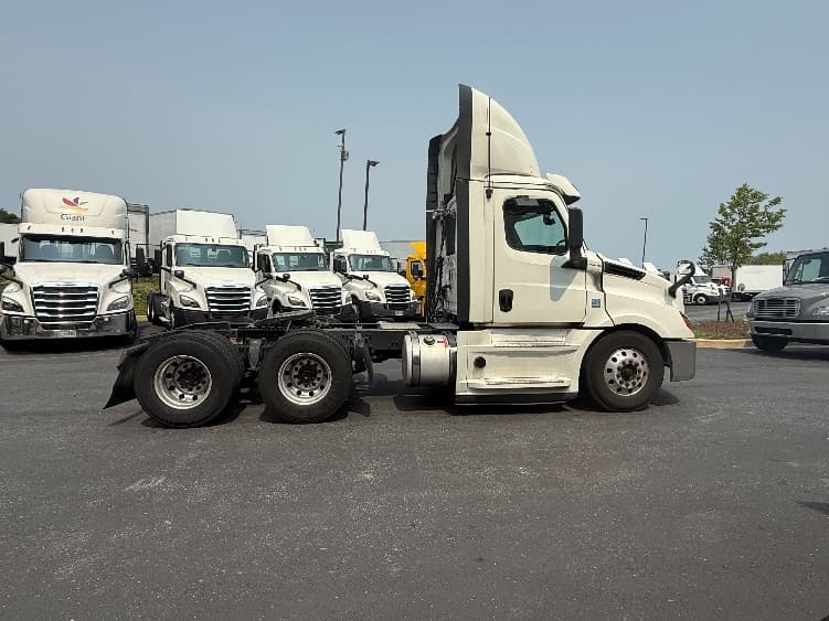 2019 Freightliner Cascadia — photo 8