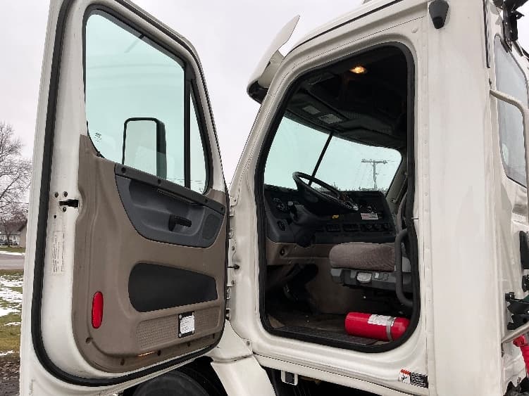 2020 Freightliner Cascadia — photo 9