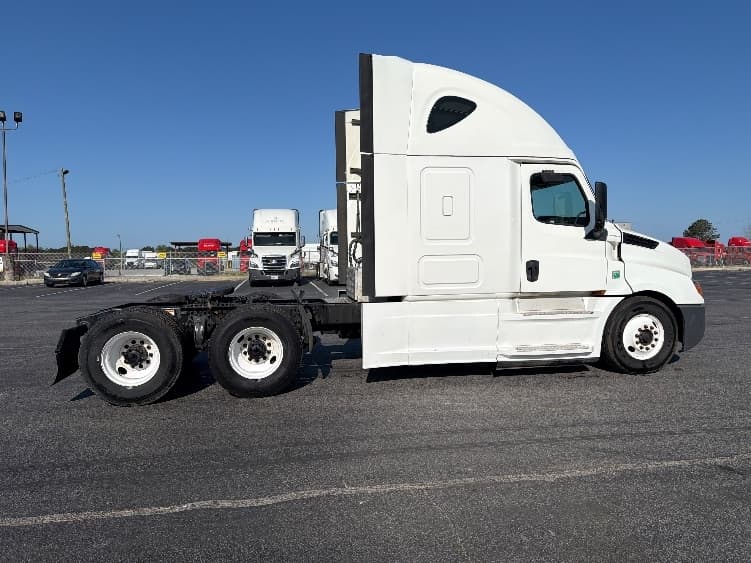 2020 Freightliner Cascadia — photo 8