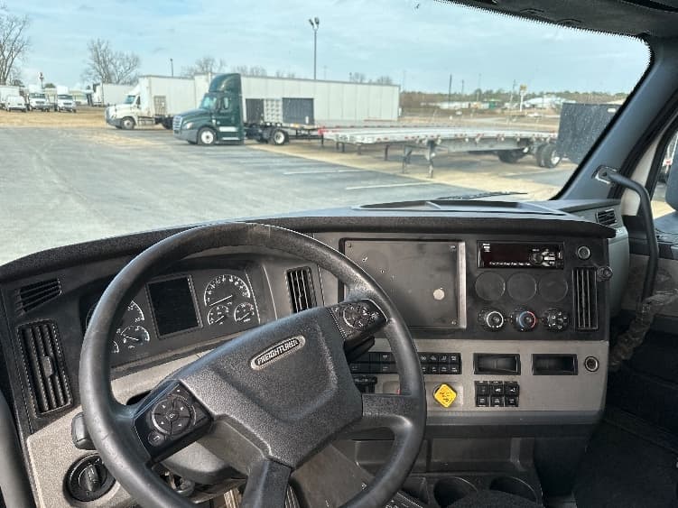 2020 Freightliner Cascadia — photo 9