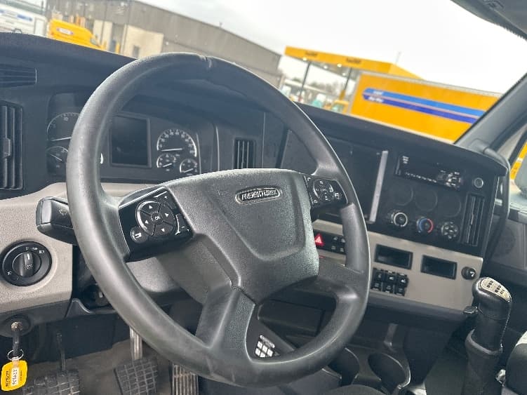 2020 Freightliner Cascadia — photo 10